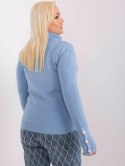 Sweter z lejącym golfem i perłowymi guzikami na rękawach - jasny niebieski