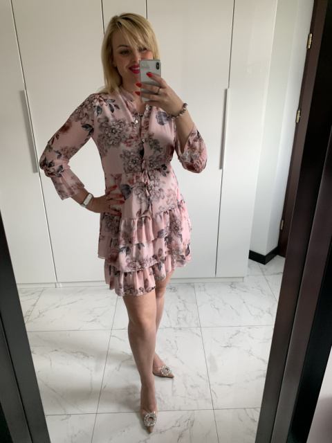 Sukienka midi w kwiaty z guziczkami VERANO - puder róż Sukienka midi w kwiaty z guziczkami VERANO - puder róż