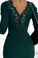 Sweterkowa wygodna sukienka z koronką na plecach - zielony