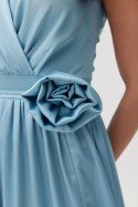 Paloma - satynowa sukienka maxi z ozdobną różą - niebieski
