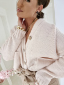 Luźny sweterek z drewnianymi guzikami TULUZA BY ME - pudrowy różowy
