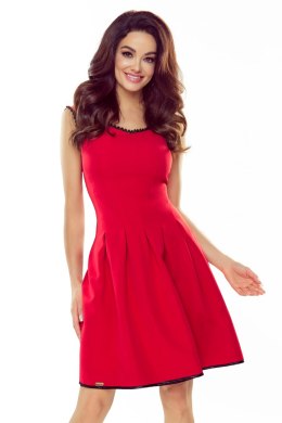 Rozkloszowana sukienka z koronką w dekolcie - czerwona
