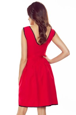 Rozkloszowana sukienka z koronką w dekolcie - czerwona